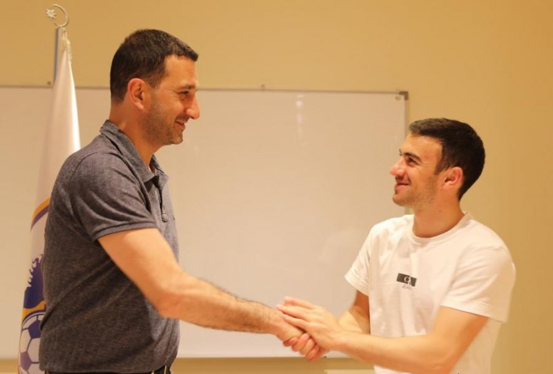 “Qarabağ” Qara Qarayev ilə yeni müqavilə imzaladı