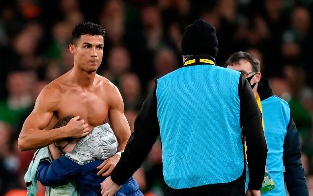 Azyaşlı qız azarkeşə Ronaldo formasını hədiyyə etdi