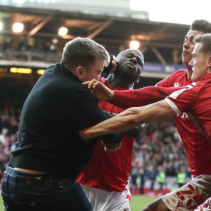 Azarkeş qola sevinən futbolçuları döydü -