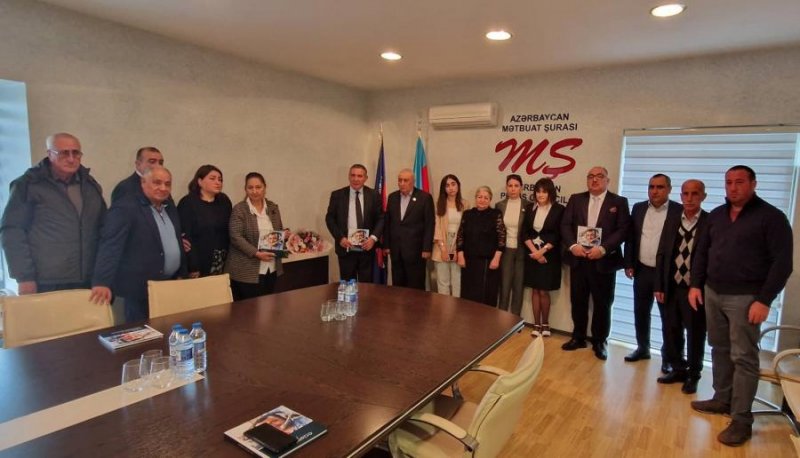 Mətbuat Şurasında “Elnur Əşrəfoğlu xatirələrdə” kitabının təqdimatı keçirildi