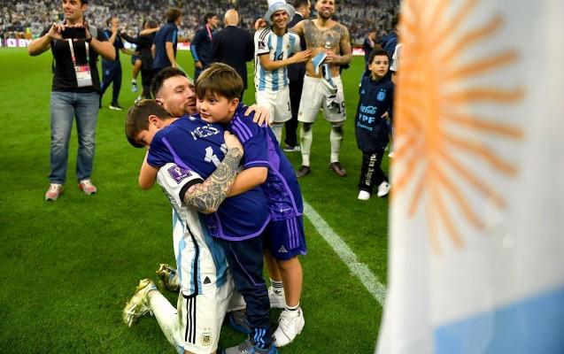 Messi sevinir, Mbappe ağlayır -