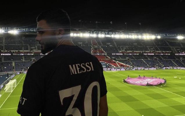 Musa Qurbanlı Messi forması ilə PSJ-nin oyununu izlədi
