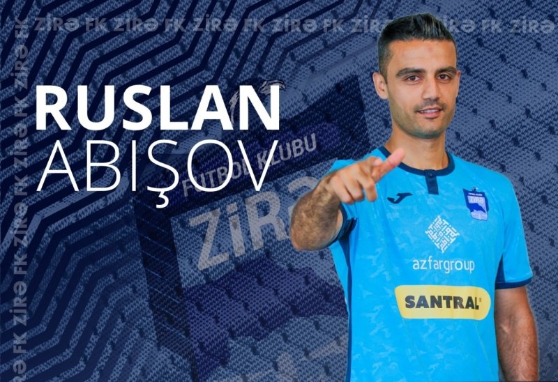 Rəşad Sadıqov futbolçusu Ruslan Abışovu 
