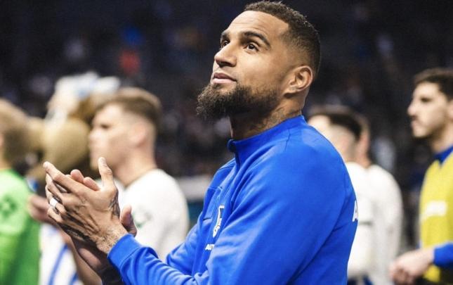 Tanınmış futbolçu karyerasını bitirdi -