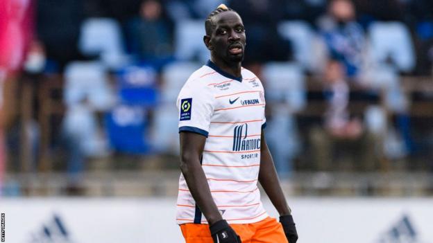 Erməni baş məşqçi ilə dalaşan futbolçu klubdan ayrılıb Erməni baş məşqçi ilə dalaşan futbolçu klubdan ayrılıb