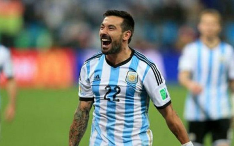 Argentina millisinin sabiq hücumçusu Ezequiel Laveszi bıçaqlandı -