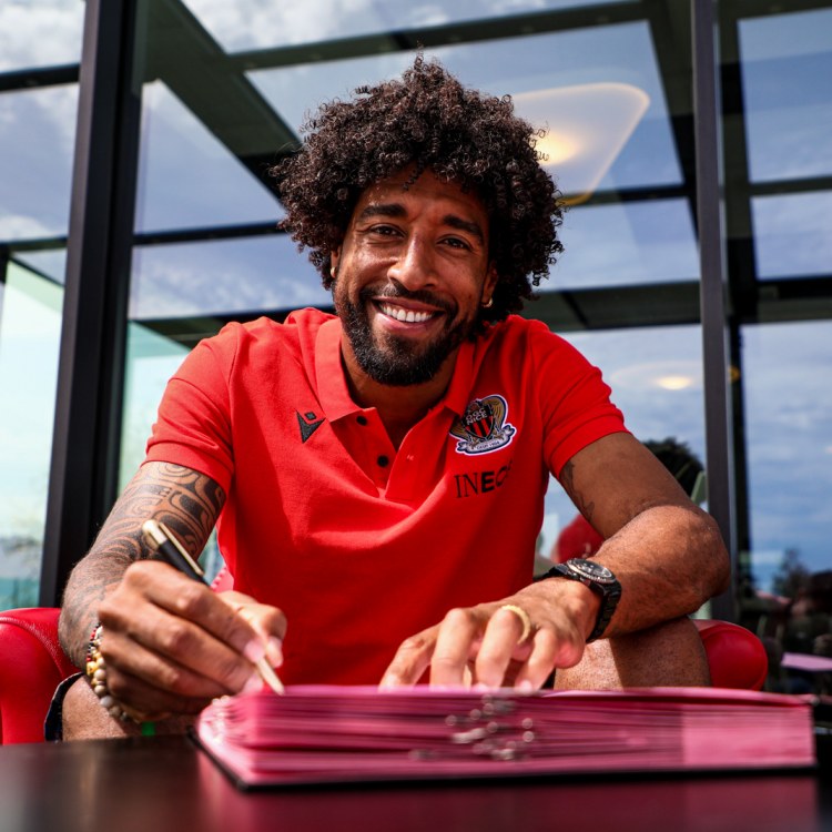 Braziliya millisinin 40 yaşlı sabiq üzvü daha bir il oynayacaq -