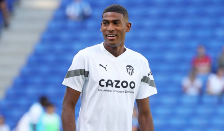 “Real” “Valensiya”nın oyunçusuna göz dikib -