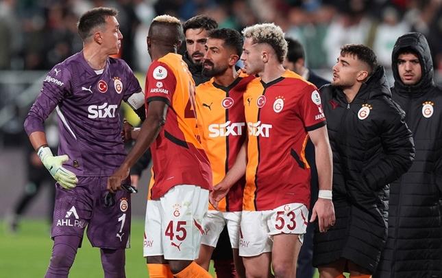 “Qalatasaray”ın futbolçuları arasında gərginlik -