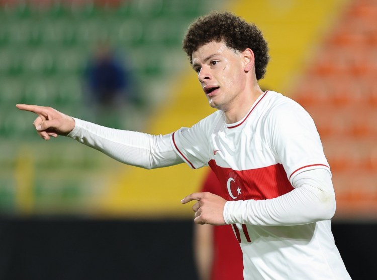 Almaniya klubu türk hücumçunu geri qaytardı -