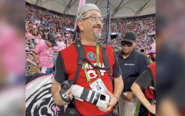 Messinin zərbəsi fotoqrafın şəkil çəkən aparatını sındırdı -