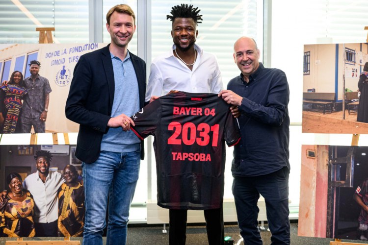 "Bayer" müdafiəçisi ilə yeni müqavilə imzaladı -