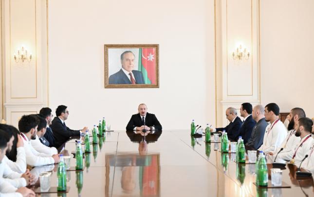 İlham Əliyev Azərbaycanın güləş millilərini qəbul etdi -