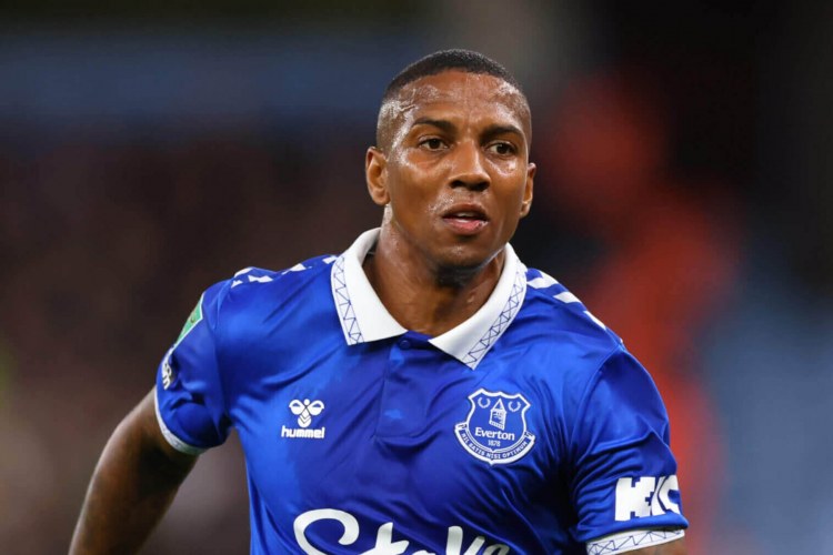 İngiltərə millisinin 40 yaşlı sabiq futbolçusu  Eşli Yanq  karyerasını bitirir -