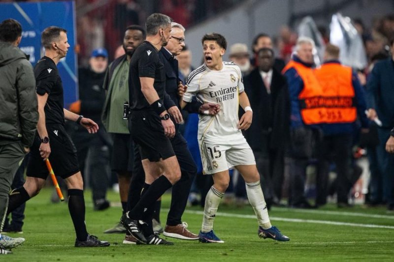 Arda Güler oyundan sonra hakimin üzərinə şığıdı