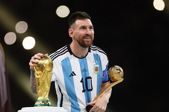 Messi komanda yoldaşlarına qızıldan hazırlanmış “İPhone” həddiyyə edib