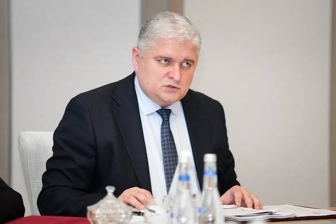 AFFA və rəhbərliyi Edmund Klausa barmaq sikələmlədir - YAZI AFFA və rəhbərliyi Edmund Klausa barmaq sikələmlədir - YAZI