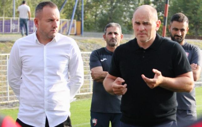 “Qəbələ”nin prezidenti Fariz Nəcəfov yeni baş məşqçini futbolçulara təqdim etdi “Qəbələ”nin prezidenti Fariz Nəcəfov yeni baş məşqçini futbolçulara təqdim etdi